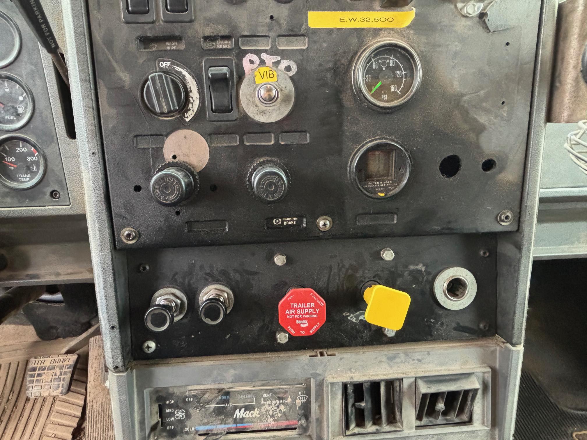 1995 MACK CL713 - Image 16